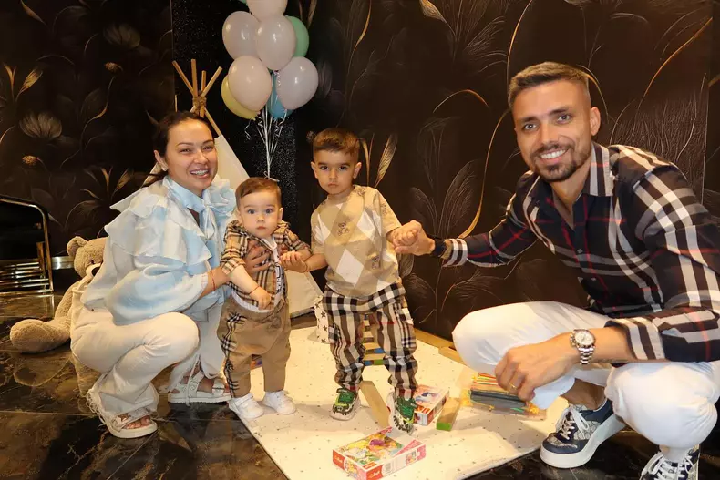Vlăduța Lupău, Adi Rus și băieții lor, Iair și Isaia (5)