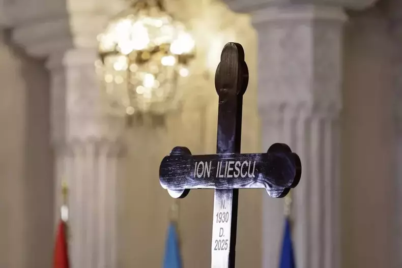 Detaliul important care lipsește de pe crucea lui Ion Iliescu