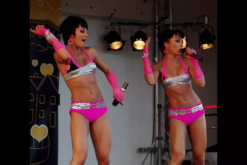 cheeky girls pe scena