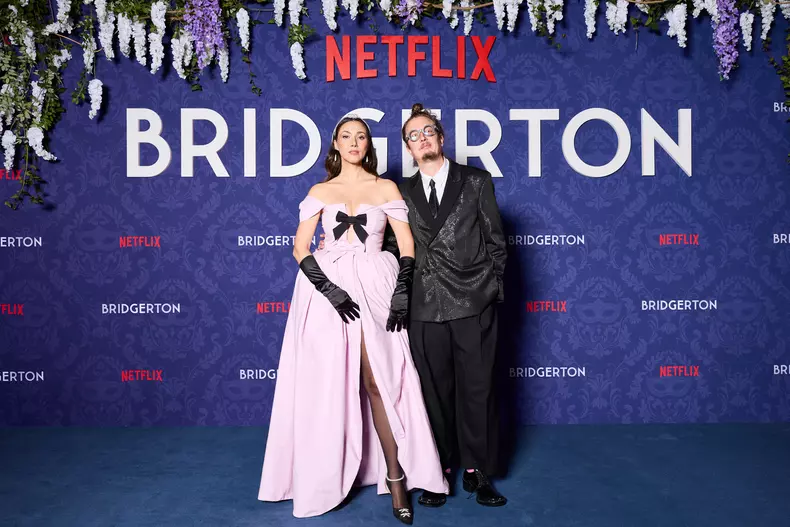 Netflix_BridgertonS04_photo_Bogdan_Petrice_431
