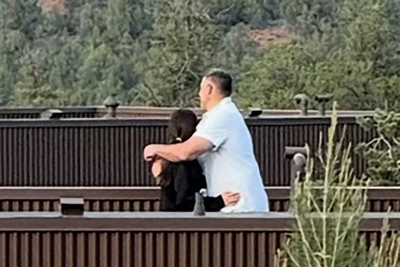 EXCLUSIVE: *PREMIUM RATES* New England Patriots’ Mike Vrabel and top NY Times NFL reporter Dianna Russini hold hands and hug at luxury hotel