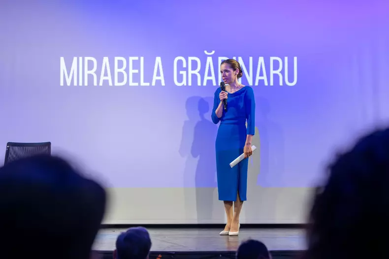 mirabela gradinaru in albastru
