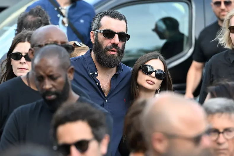Exclusif - Prix Spécial - No web - Costa-Gavras, son fils Romain Gavras et sa compagne Emily Ratajkowski aux obsèques de Bertrand Grébaut à la Coupole du Père-Lachaise à Paris