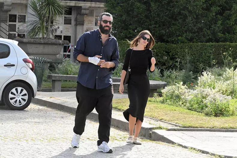 Exclusif - Prix Spécial - No web - Costa-Gavras, son fils Romain Gavras et sa compagne Emily Ratajkowski aux obsèques de Bertrand Grébaut à la Coupole du Père-Lachaise à Paris