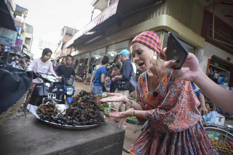 La filmările pentru „Asia Express”, Gina Pistol a gustat mâncărurile bizare ale asiaticilor tarantule, scorpioni și greieri prăjiți (1)