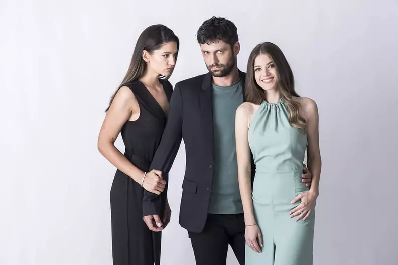 serial-adela-antena-1
