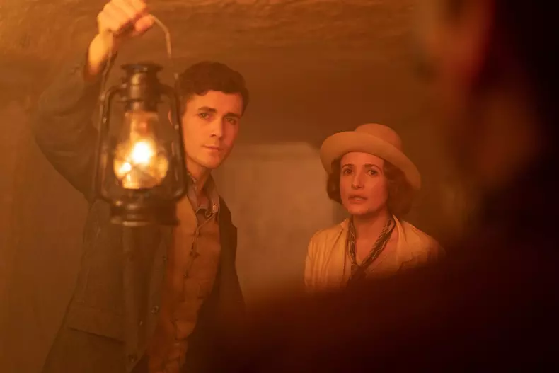 Agatha și blestemul lui Iștar începe la Epic Drama. Serialul o prezintă pe Lyndsey Marshal în rolul Agathei Christie (1)