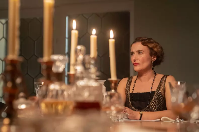 Agatha și blestemul lui Iștar începe la Epic Drama. Serialul o prezintă pe Lyndsey Marshal în rolul Agathei Christie (2)