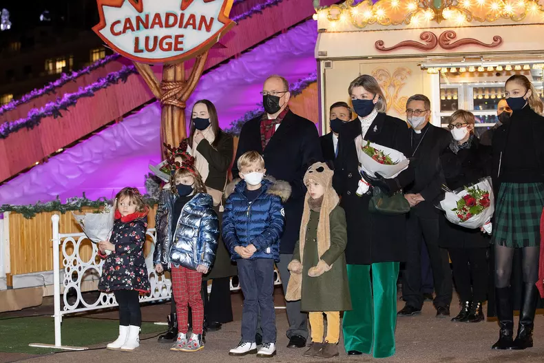 Ouverture du marché de Noël à Monaco en présence du prince Albert II, de ses enfants le prince Gabriel, la princesse Gabriella, de la princesse Caroline de Hanovre, de Pierre Casiraghi, sa femme Béatrice Borroméo , de leurs enfants Francesco et Stefano