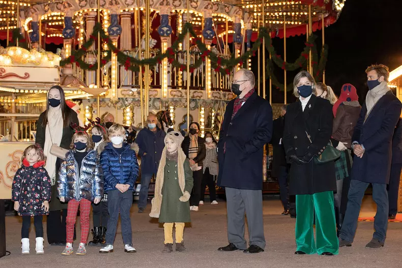 Ouverture du marché de Noël à Monaco en présence du prince Albert II, de ses enfants le prince Gabriel, la princesse Gabriella, de la princesse Caroline de Hanovre, de Pierre Casiraghi, sa femme Béatrice Borroméo , de leurs enfants Francesco et Stefano
