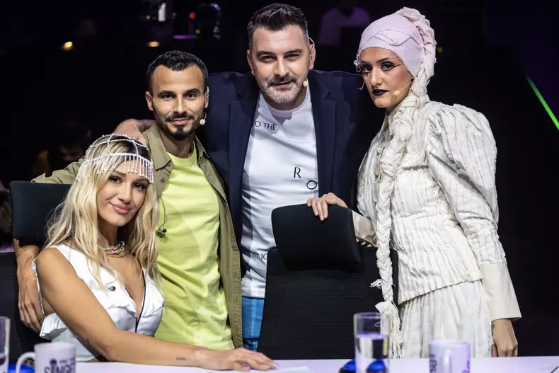 ONE-TRUE-SINGER_jury2