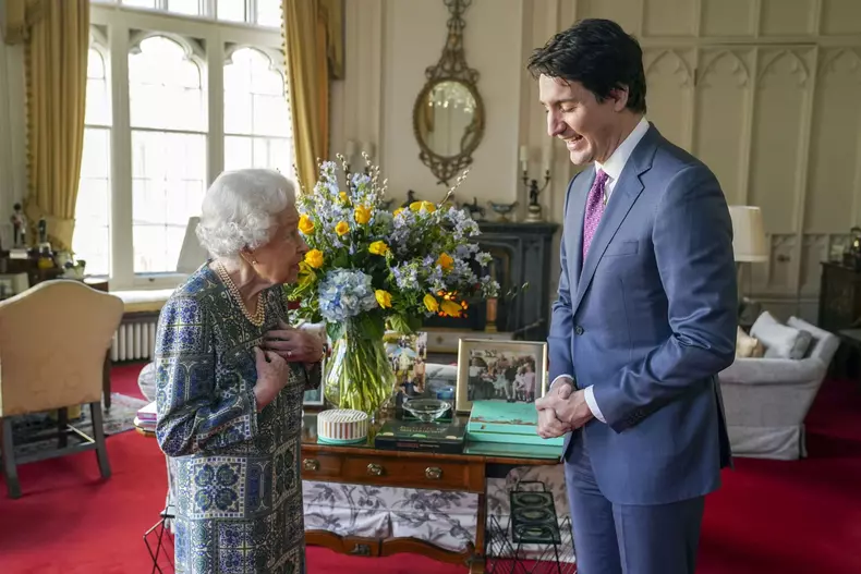 Regina Elisabeta și premierul canadian Justin Trudeau