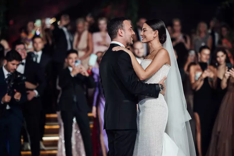 Demet Özdemir s-a căsătorit cu alesul inimii ei, cântărețul Oğuzhan Koç. Câte rochii a schimbat mireasa și ce cadou deosebit a primit