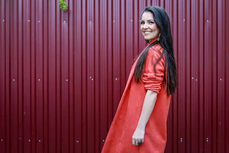 Cristina Joia, designerul care colorează „Visuri la cheie”: „Mă reîntorc la mine de câte ori pictez”. EXCLUSIV