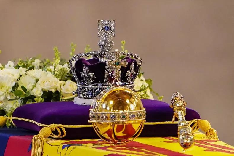 Începe lupta pentru „cel mai mare diamant din lume”. Cine vrea să pună mâna pe bijuteria de pe sceptrul reginei Elisabeta