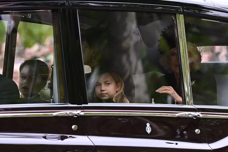Omagiul adus de prințesa Charlotte reginei Elisabeta a II-a. Prințesa de Wales a purtat o bijuterie primită de la străbunica sa