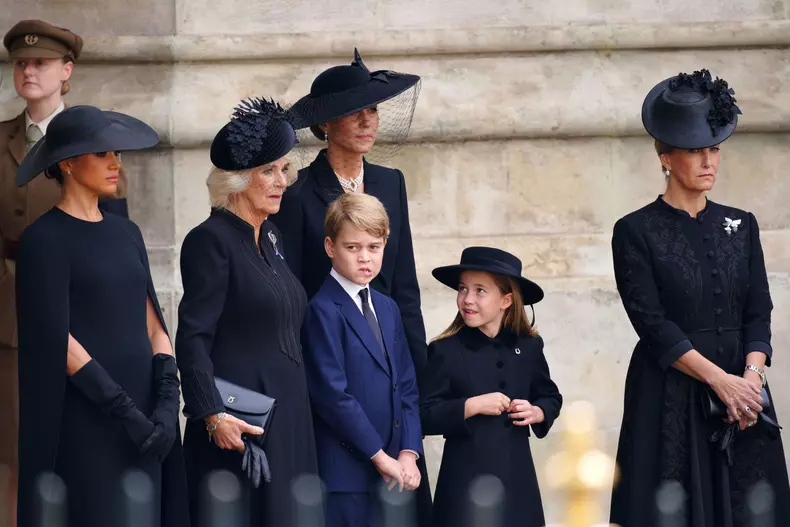 Omagiul adus de prințesa Charlotte reginei Elisabeta a II-a. Prințesa de Wales a purtat o bijuterie primită de la străbunica sa