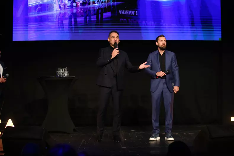 Cum arătau Răzvan și Dani acum 12 ani. Matinalii de la Antena 1 au câștigat premiul TVMania 2022 pentru „Cea mai bună emisiune de divertisment de zi”