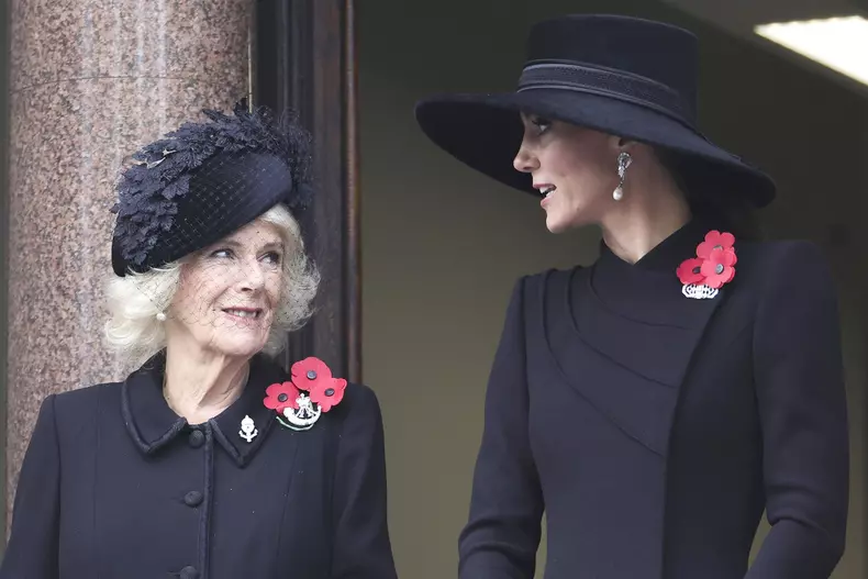 Cum a onorat-o Kate Middleton pe Regina Elisabeta în timpul ceremoniilor pentru Remembrance Day