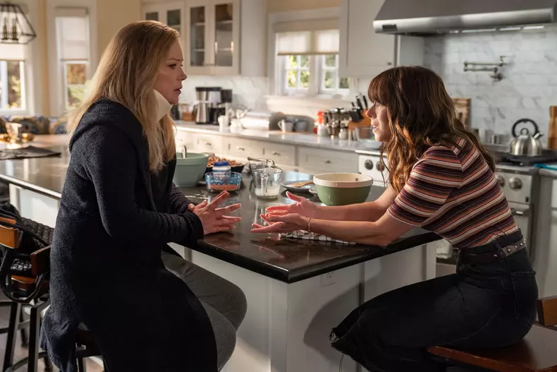 „Nu mai exiști pentru mine”/ „Dead to me”, serial Netflix. Tot ce trebuie să știți despre sezonul trei al serialului cu Christina Applegate