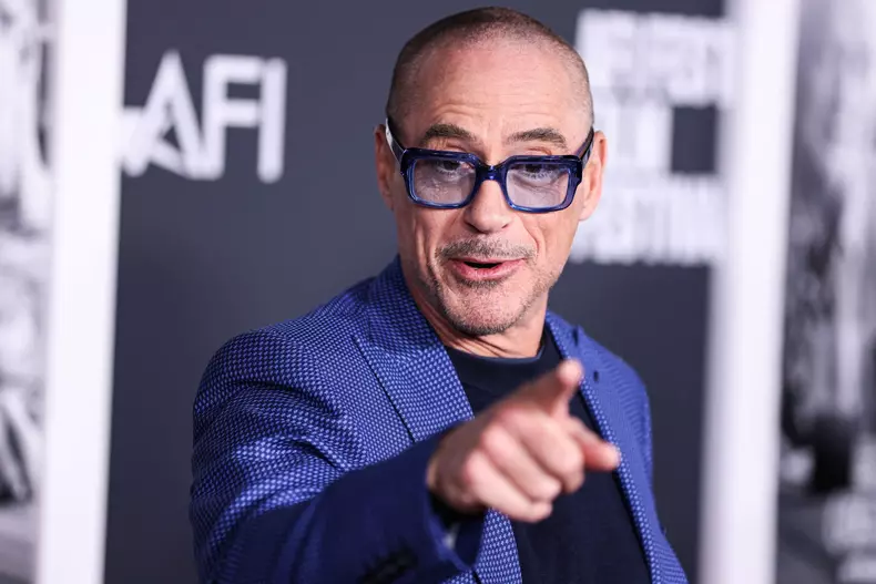 Robert Downey Jr. are un nou look, după ce copiii l-au ras în cap