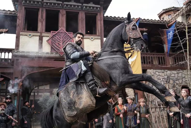 Celebrul actor turc Burak Özçivit negociază cu Netflix. Tot ce știm despre noul său proiect