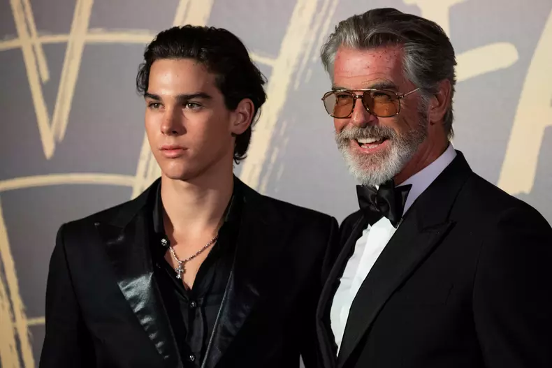 Cum arată fiul cel mic al lui Pierce Brosnan. Paris are 22 de ani și este bucățică ruptă din celebrul actor