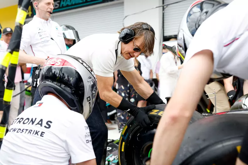 Tom Cruise, reacție neașteptată. Ce le-a spus prietenilor, după ce a aflat că Shakira a fost cucerită de Lewis Hamilton