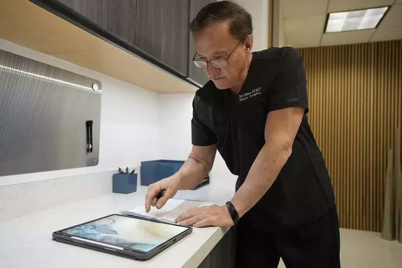 Botched, sezonul 8, are premiera la E! Ce e nou în emisiunea cu medicii Terry Dubrow și Paul Nassif