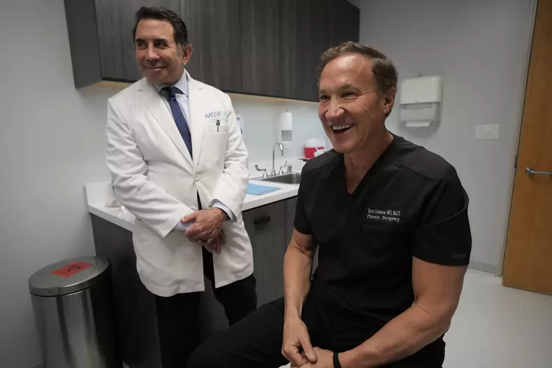 Botched, sezonul 8, are premiera la E! Ce e nou în emisiunea cu medicii Terry Dubrow și Paul Nassif