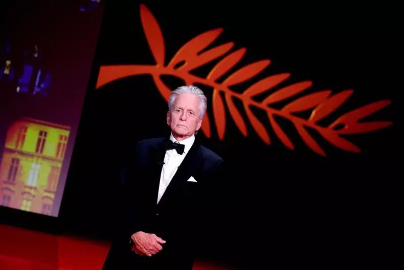 Michael Douglas candidează la titlul de Cel mai sexy bunic în viață