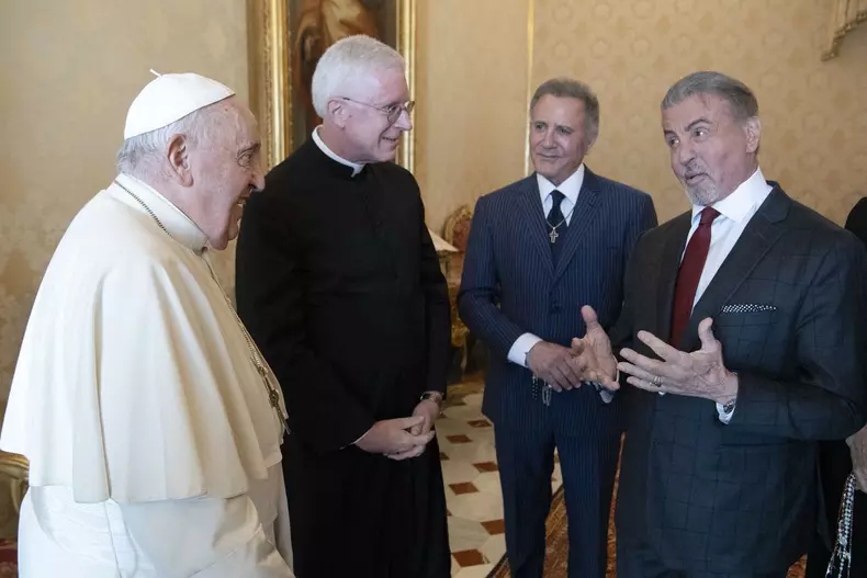 În vizită la Vatican! Sylvester Stallone, primit de Papa Francisc. „Pregătit? Boxăm!”