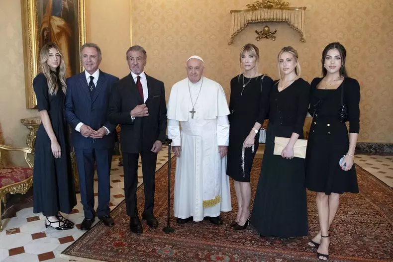 În vizită la Vatican! Sylvester Stallone, primit de Papa Francisc. „Pregătit? Boxăm!”