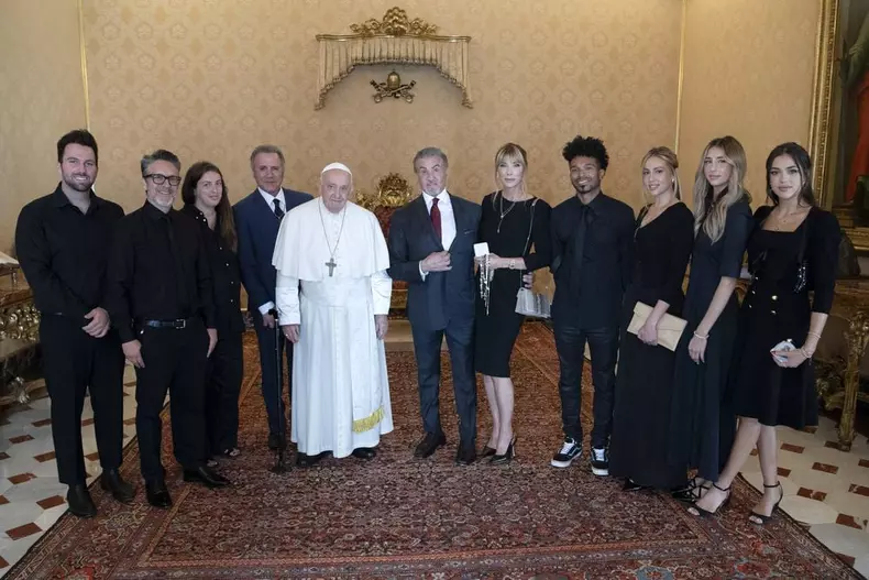 În vizită la Vatican! Sylvester Stallone, primit de Papa Francisc. „Pregătit? Boxăm!”