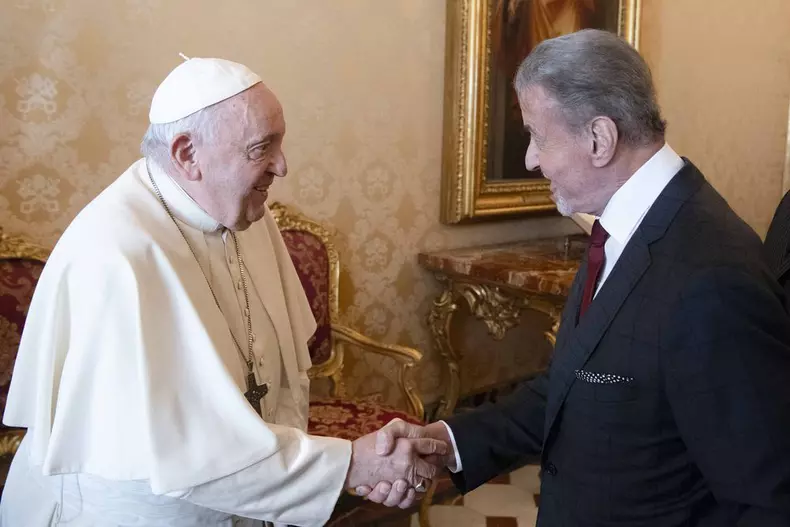 În vizită la Vatican! Sylvester Stallone, primit de Papa Francisc. „Pregătit? Boxăm!”