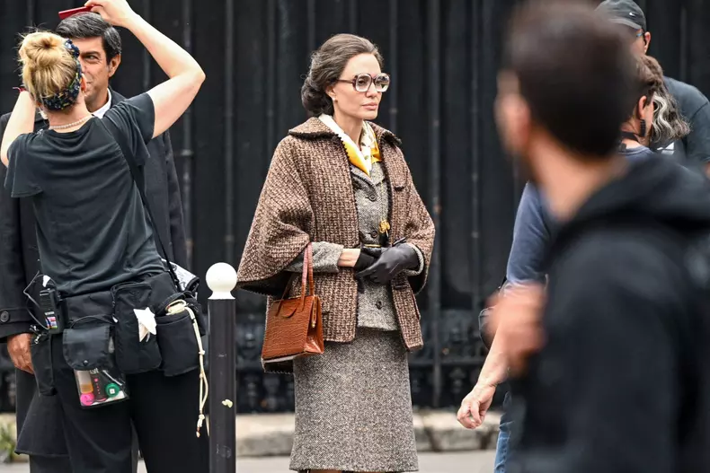Angelina Jolie, împreună cu băieții ei, la filmările pentru „Maria”. Cum o ajută Maddox și Pax pe mama lor