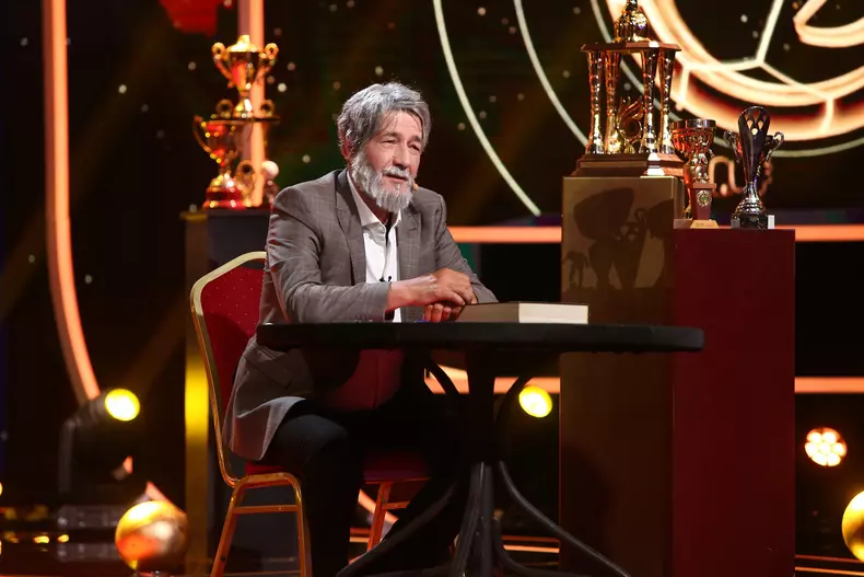 Ediție specială iUmor. Radu Pietreanu se transformă în Adrian Păunescu, pe scena iRoast