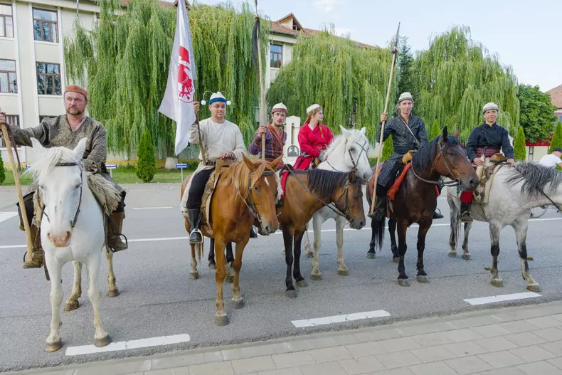 ROventura, 21 octombrie 2023. Călătorie în timp, în Bacău, pe Valea Uzului