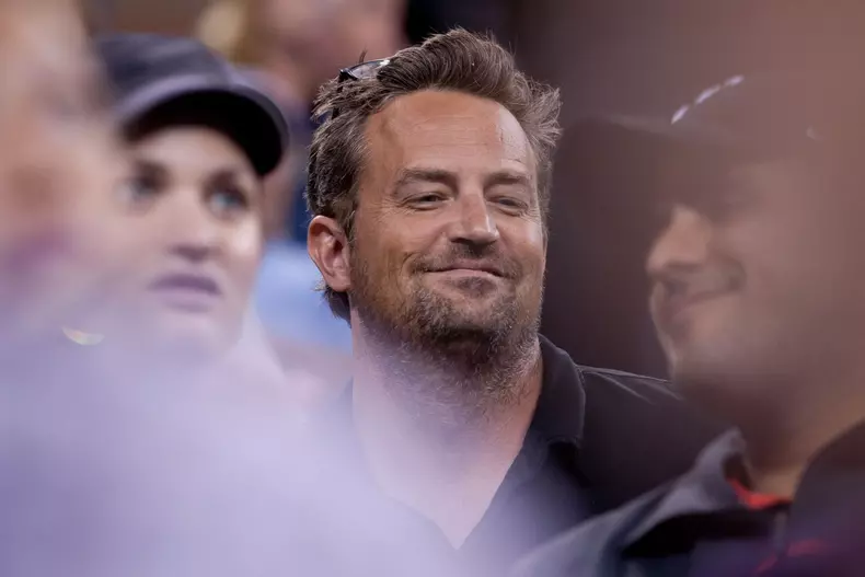 Ultimele zile din viața lui Matthew Perry. De ce au fost îngrijorați prietenii săi și ce au găsit polițiștii în casa lui
