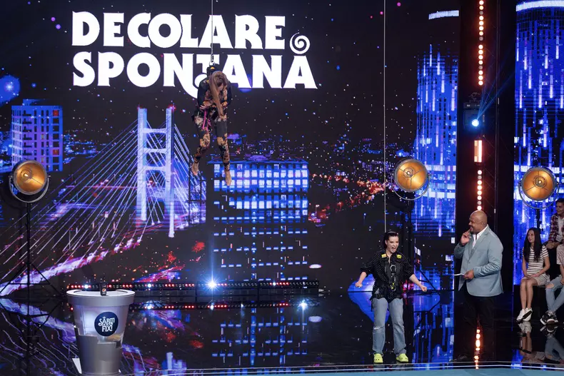 Anca Dinicu si Anna Lesko - Decolare spontana (3)