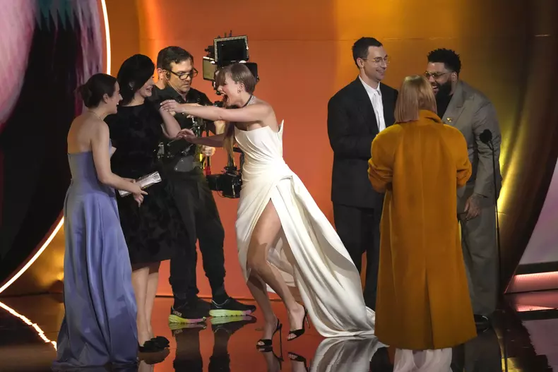 Taylor Swift pe scena premiilor Grammy