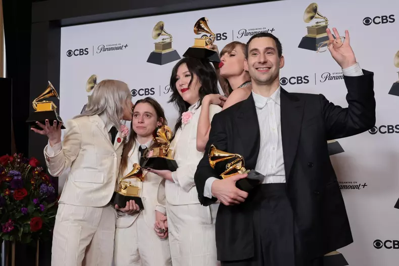 Taylor Swift a câștigat trofeul pentru „Albumul anului” la Premiile Grammy 2024 