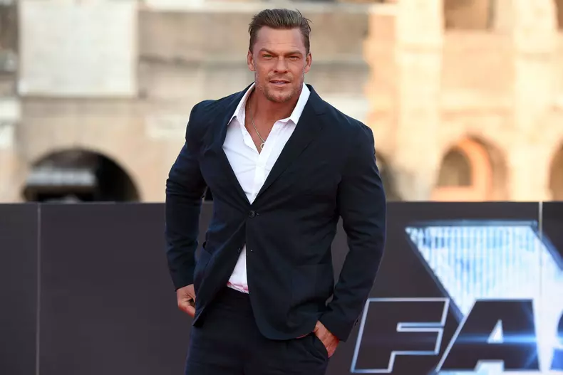 Alan Ritchson, agresat sexual de un fotograf 