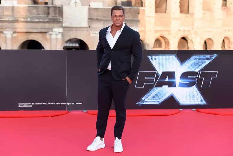Alan Ritchson, agresat sexual de un fotograf 