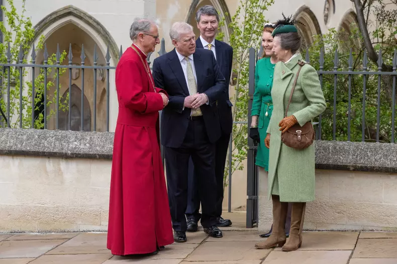 Familia regală britanică participă la slujba din Duminica Paștelui la Castelul Windsor