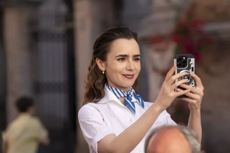 Lily Collins vorbește despre maturizarea lui Emily de-a lungul sezoanelor