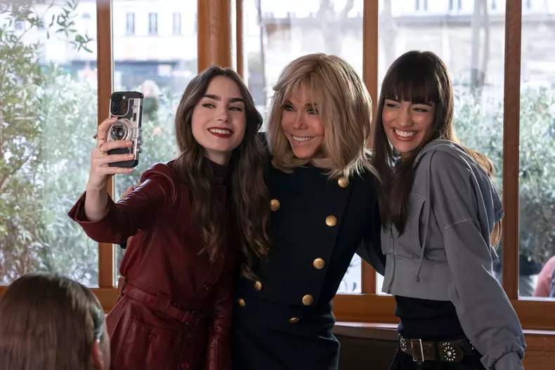 Emily in Paris (8)