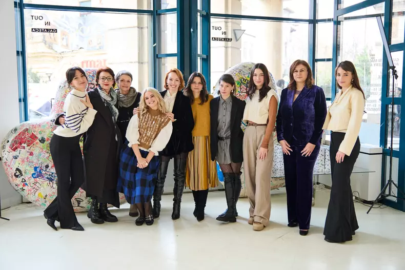 De la stanga la dreapta - Ana Udoriu, Mirela Opris╠ªor, Aura Ca╠åla╠åras╠ªu, Bianca Purca╠årea, Olimpia Melinte, Ma╠åda╠ålina Craiu, Crina Semciuc, Irina Artenii, Dr. Ruxandra Sinescu, Anda Sa╠érbei
