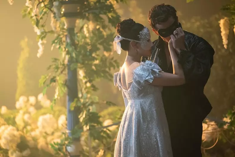 Netflix a dezvăluit oficial primele imagini din Bridgerton, sezonul 4. 
