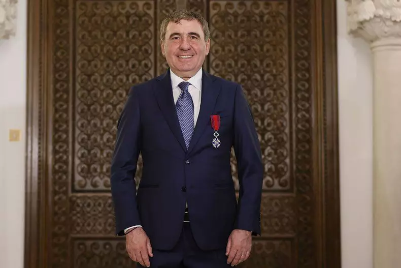 Gheorghe-Hagi-decorat-cu Steaua-Romaniei-1